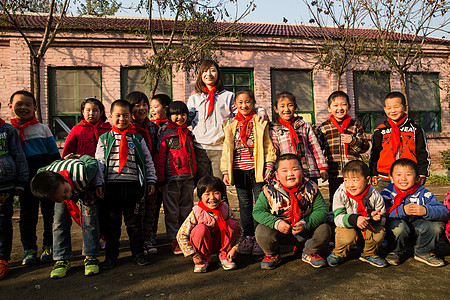 女人自然团队乡村教师和小学生在学校里图片