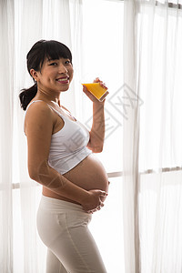 大半身健康生活方式放松孕妇喝果汁图片