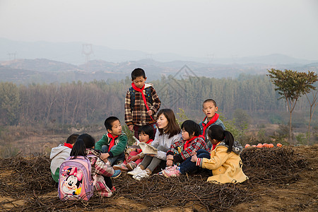 男生儿童青年女人乡村教师和小学生在户外学习高清图片
