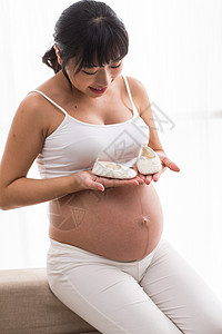 休闲装怀孕起居室幸福的孕妇图片