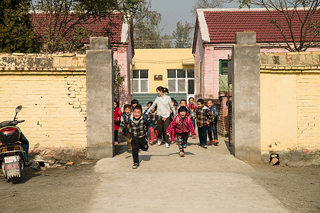 关爱幸福东方人乡村女教师和学生在户外图片