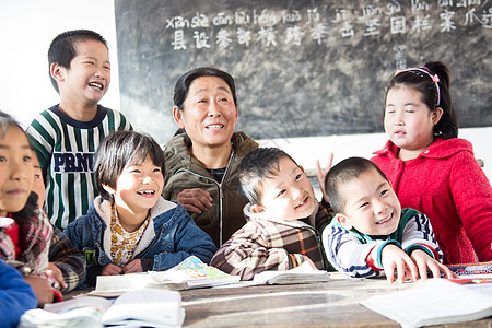 人休息小学女生乡村女教师和小学生在教室里图片