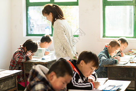 东亚学校男孩乡村女教师和小学生在教室里高清图片