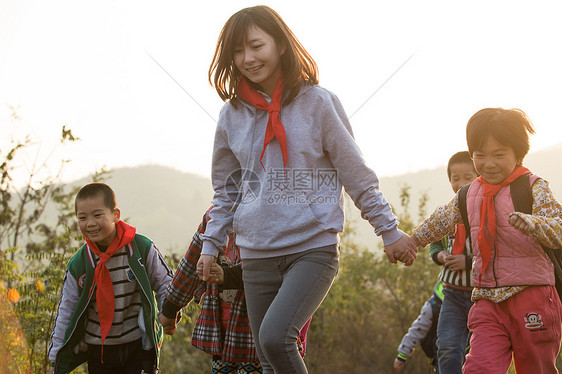 亚洲人希望小学友谊乡村女教师和学生在户外图片