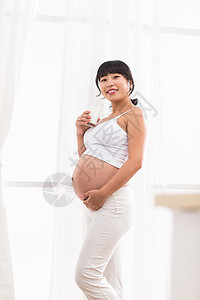 健康生活方式骄傲20多岁孕妇喝牛奶图片