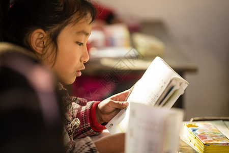 东方人梦想仅女孩乡村小学里的小学女生图片