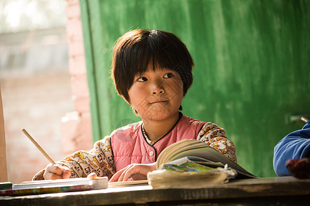 社会问题做作业梦想乡村小学里的小学女生高清图片