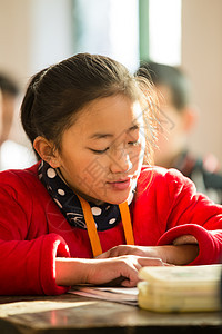 待遇知识女孩乡村小学里的小学女生图片