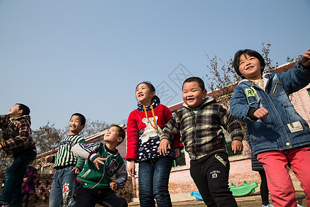 环境希望玩耍乡村小学生在学校放纸飞机图片