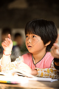 乐观学习书乡村小学里的小学女生高清图片