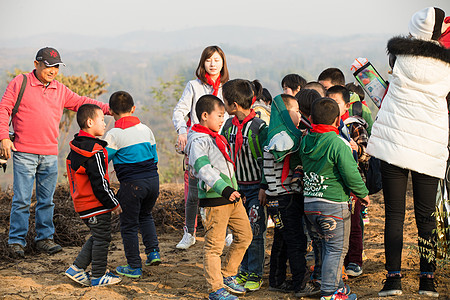 儿童志愿者小学男生乡村女教师和学生在玩耍图片