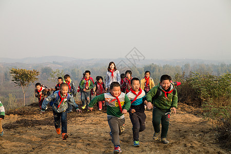 水平构图幸福渴望乡村女教师和学生在玩耍图片