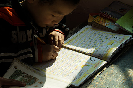 孩子认真仅儿童8岁到9岁在校生乡村小学里的小学生学习背景