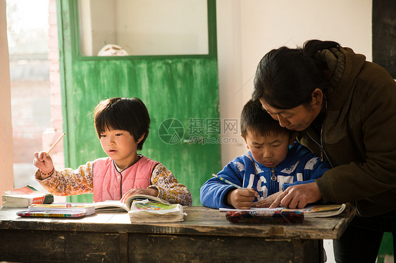 学校亚洲人欢乐乡村女教师和小学生在教室里图片