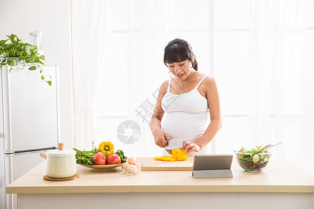 午后休闲舒适青年女人菜板孕妇做饭背景