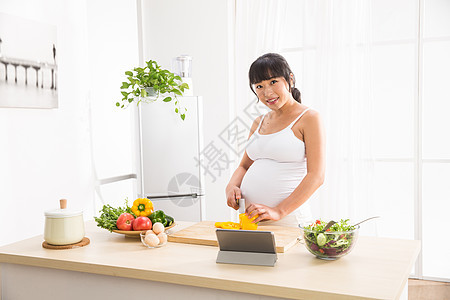 摄影仅女人成年人孕妇做饭图片