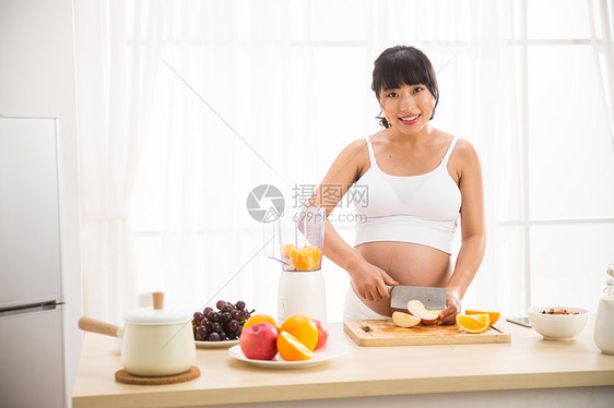 女人休闲装幸福孕妇做饭图片