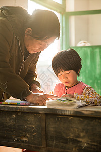 希望渴望相伴乡村女教师和小学生在教室里图片