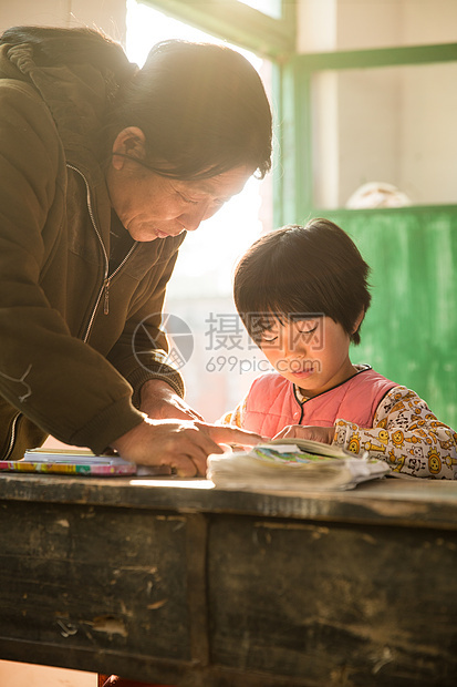 希望渴望相伴乡村女教师和小学生在教室里图片