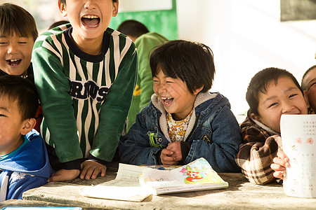 女生课桌信心乡村小学里的小学生高清图片