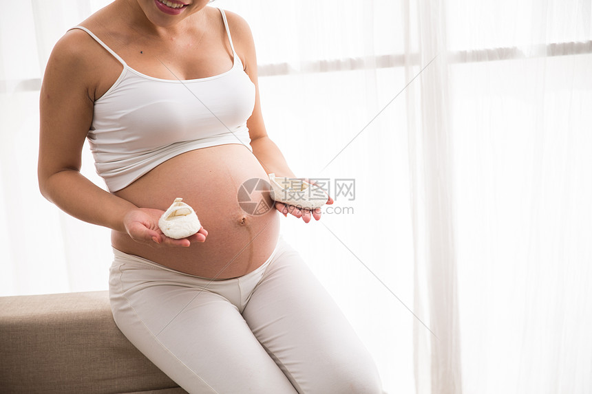 温馨轻松20到24岁幸福的孕妇图片