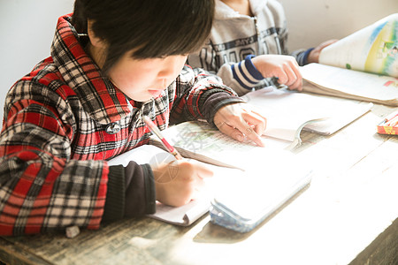 东方人渴望教室乡村小学里的小学生在上课图片