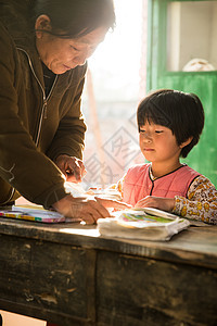 可爱的指导教师知识乡村女教师和小学生在教室里图片