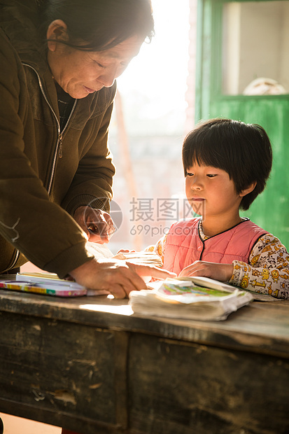 可爱的指导教师知识乡村女教师和小学生在教室里图片