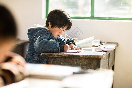 智慧教室贫穷乡村小学里的小学生背景图片