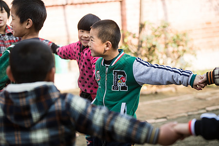 女生风景可爱的乡村小学生在学校图片