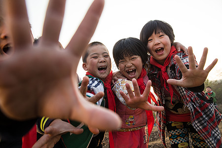 希望热情欢乐的乡村小学生背景图片