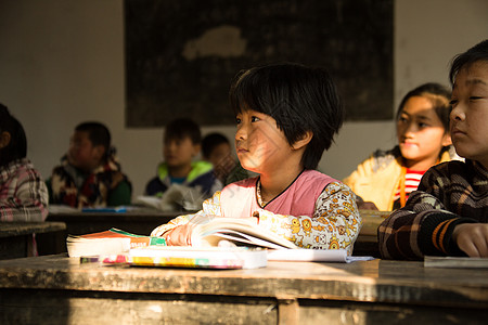 课桌上书希望小学男生教室乡村小学里的小学生背景