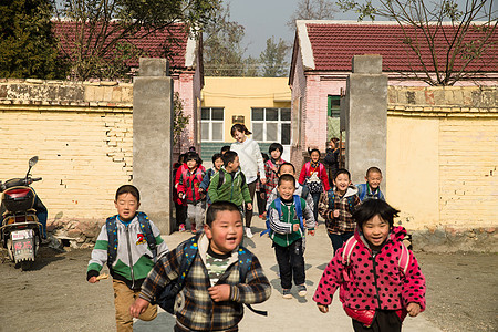 放学儿童欢乐乡村女教师和学生在户外图片