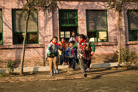 男生户外活动教育女生在校生乡村教师和小学生在学校里背景