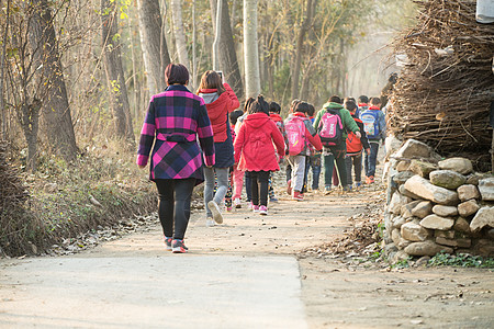 中老年人人儿童乡村女教师和学生户外活动图片