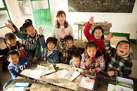 彩色图片关爱愉悦乡村女教师和小学生在教室里背景图片