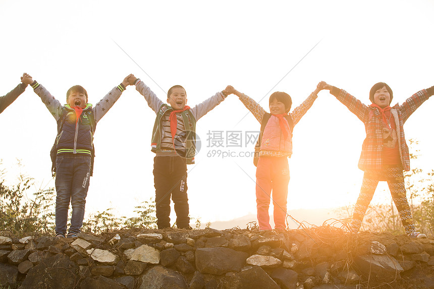 乐观白昼学校欢乐的乡村小学生图片