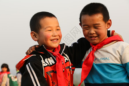 男孩天空非都市风光欢乐的乡村小学生图片