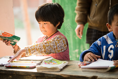 学龄儿童男孩白昼乡村小学里的小学生图片