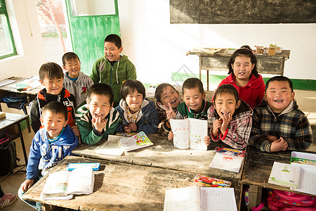 学校建筑校园白昼坐着乡村小学里的小学生背景