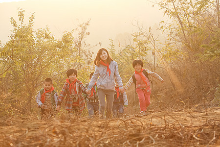 亚洲人探索热情乡村女教师和学生在户外图片