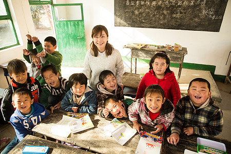 教师团队女人户内在校生乡村女教师和小学生在教室里背景