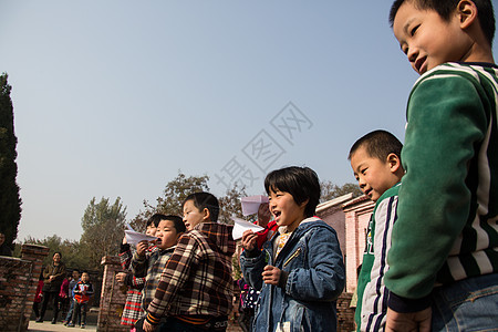 可爱的幸福表现积极乡村小学生在学校放纸飞机图片