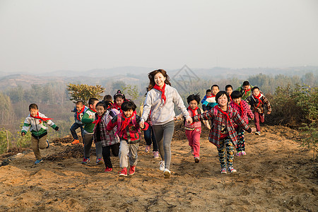 相伴青年人天真乡村女教师和学生在玩耍图片