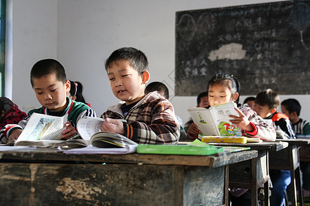 女孩白昼书乡村小学里的小学生图片