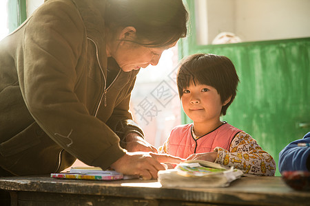 援助社会问题乡村女教师和小学生在教室里图片