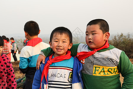 梦想天真偏远的欢乐的乡村小学生图片