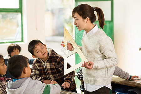 教育孩子贡献教育信心乡村女教师和小学生在教室里背景