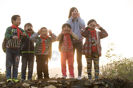 微笑的亚洲人表现积极乡村女教师和学生在户外图片