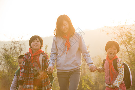 快乐的人女生青年女人欢乐乡村女教师和学生在户外背景